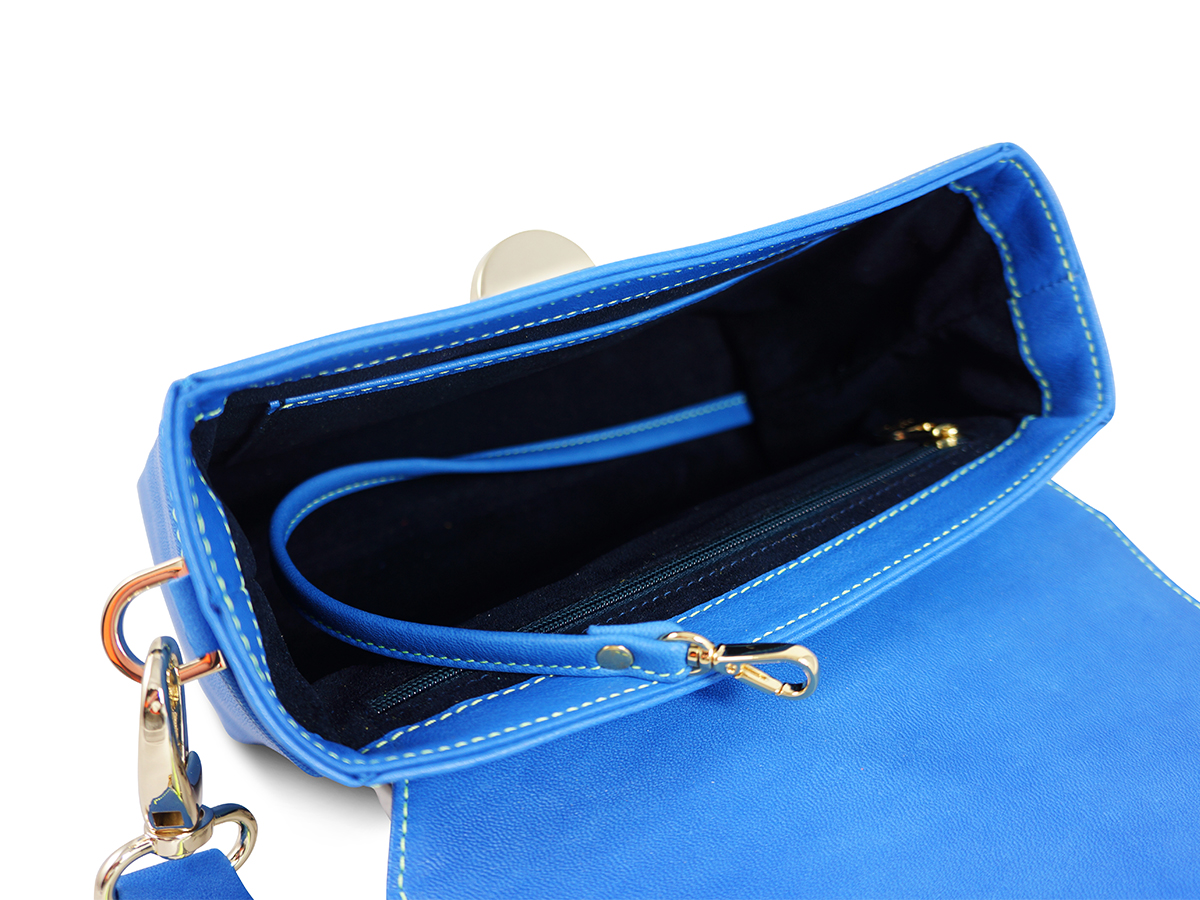 Innenansicht zeitlose Schultertasche von ALEXANDRA SVENDSEN aus hochwertigem Naturleder in Royalblau– handgefertigt in Deutschland, minimalistisches Design und langlebige Verarbeitung.