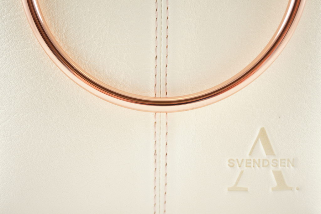 Handgefertigte Lederhandtasche von ALEXANDRA SVENDSEN aus zertifiziertem Naturleder in Weiß – nachhaltig produziert in deutscher Manufaktur.