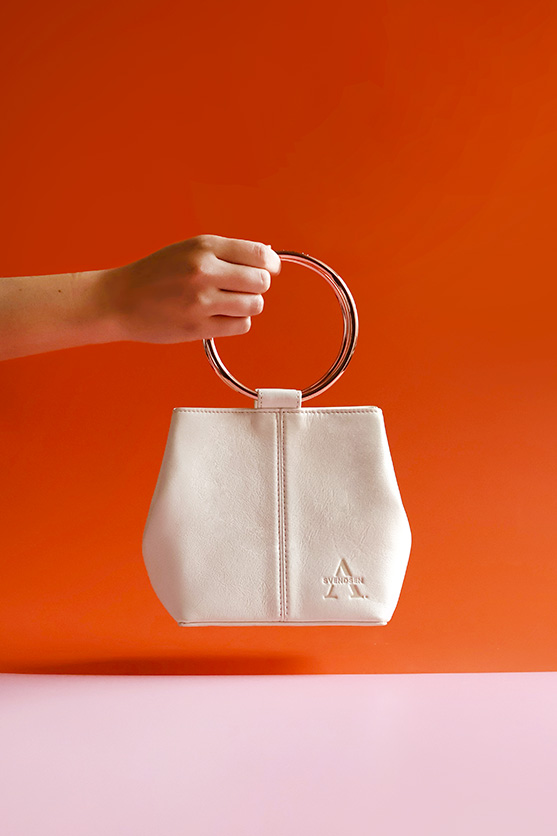 Handgefertigte Lederhandtasche von ALEXANDRA SVENDSEN aus zertifiziertem Naturleder in Weiß – nachhaltig produziert in deutscher Manufaktur.