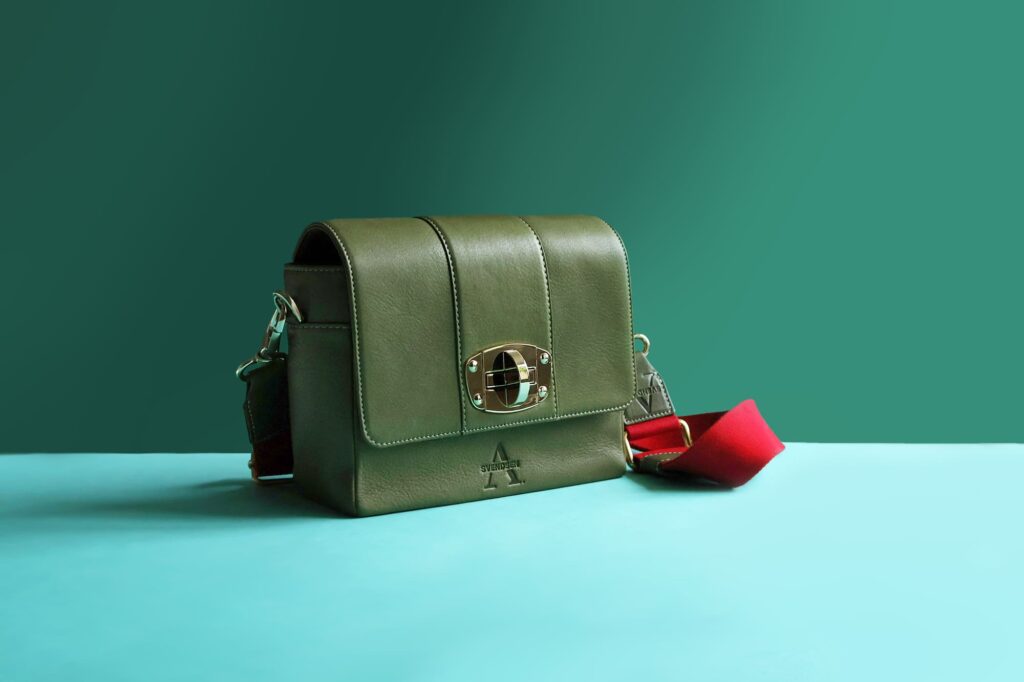 Zeitlose Schultertasche von ALEXANDRA SVENDSEN aus hochwertigem Naturleder in Khaki – handgefertigt in Deutschland, minimalistisches Design und langlebige Verarbeitung.