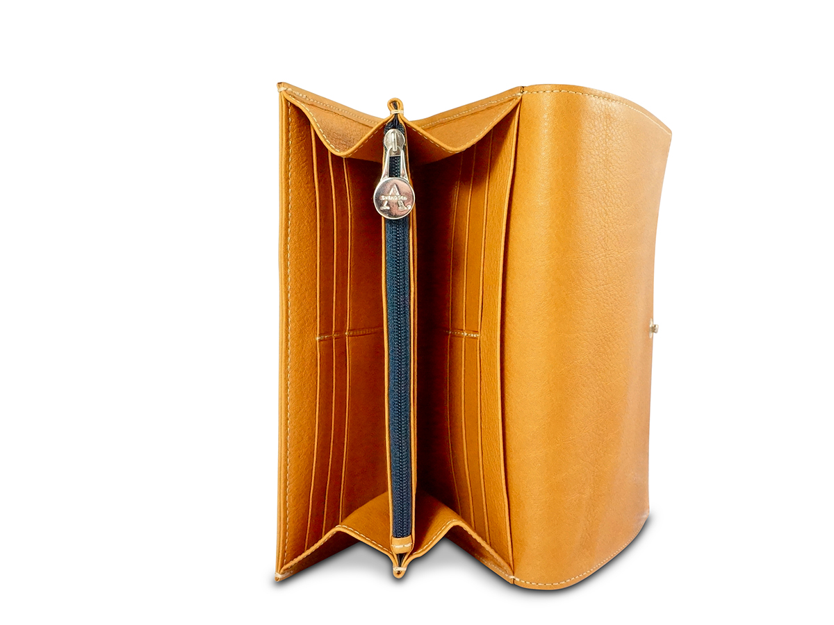 Handgefertigte Leder Geldbörse, Portemonnaie aus zertifiziertem Naturleder in Braun – nachhaltiges Accessoire aus deutscher Manufaktur. Edition Frankfurter Allgemeine Selection Shop.