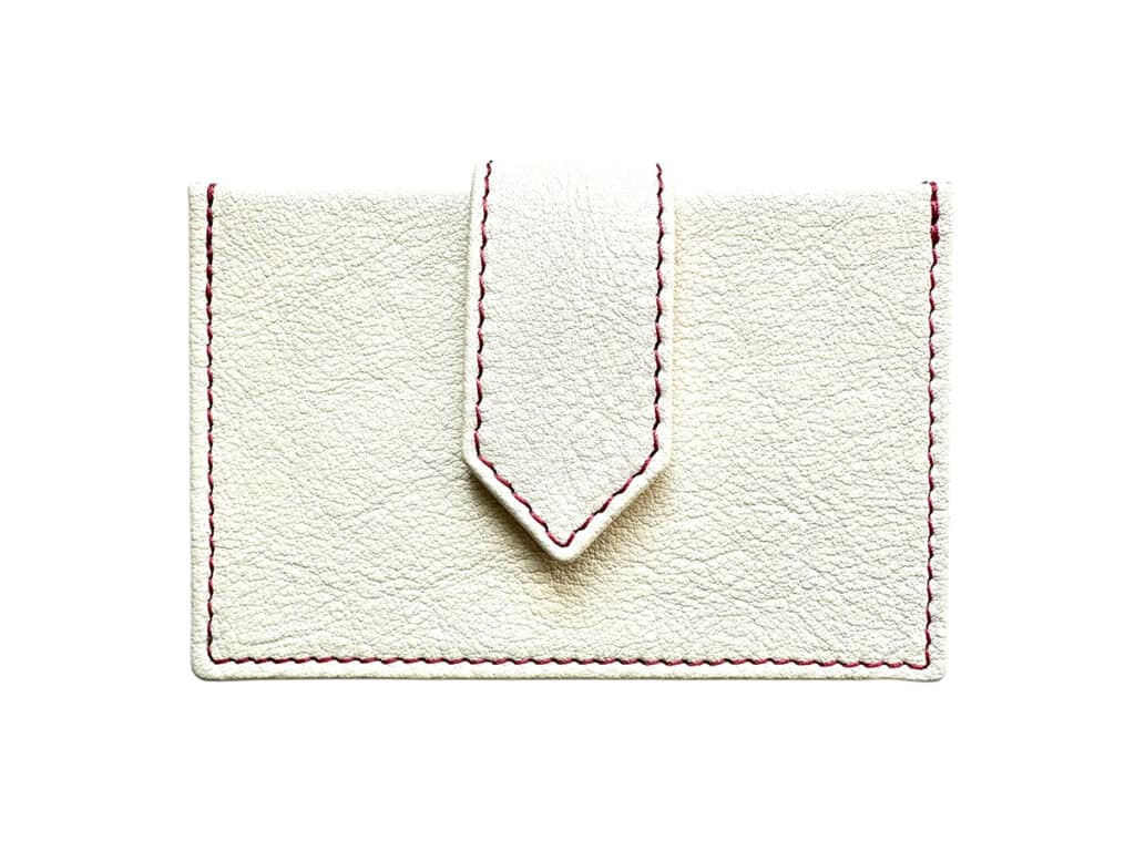Handgefertigtes Kartenetui, Portemonnaie aus zertifiziertem Naturleder in Weiß – nachhaltiges Accessoire aus deutscher Manufaktur.