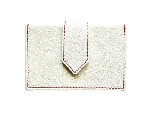 Handgefertigtes Kartenetui, Portemonnaie aus zertifiziertem Naturleder in Weiß – nachhaltiges Accessoire aus deutscher Manufaktur.