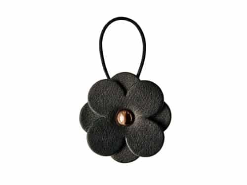 Handgefertigte Lederblume aus zertifiziertem Naturleder in Schwarz – nachhaltiges Accessoire von ALEXANDRA SVENDSEN, gefertigt in deutscher Manufaktur.