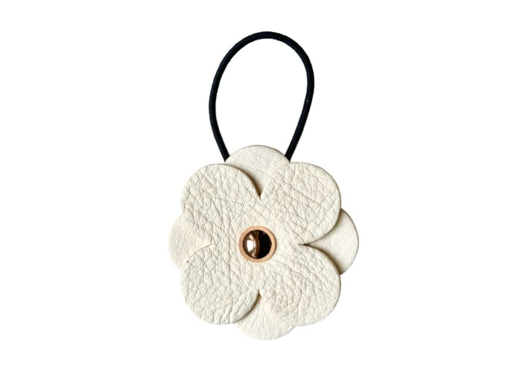 Handgefertigte Lederblume aus zertifiziertem Naturleder in Weiß – nachhaltiges Accessoire von ALEXANDRA SVENDSEN, gefertigt in deutscher Manufaktur.