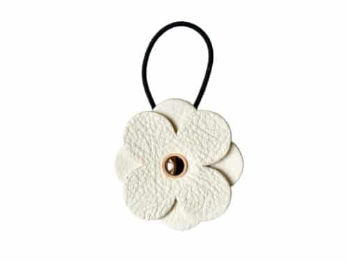 Handgefertigte Lederblume aus zertifiziertem Naturleder in Weiß – nachhaltiges Accessoire von ALEXANDRA SVENDSEN, gefertigt in deutscher Manufaktur.