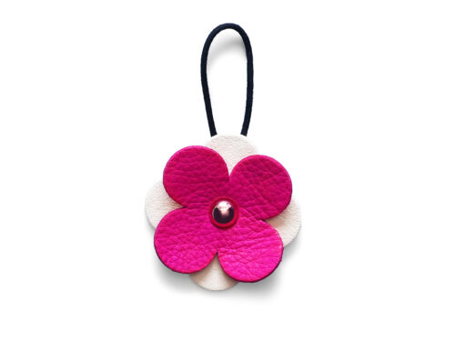 Handgefertigte Lederblume aus zertifiziertem Naturleder in Weiß-Pink – nachhaltiges Accessoire von ALEXANDRA SVENDSEN, gefertigt in deutscher Manufaktur.