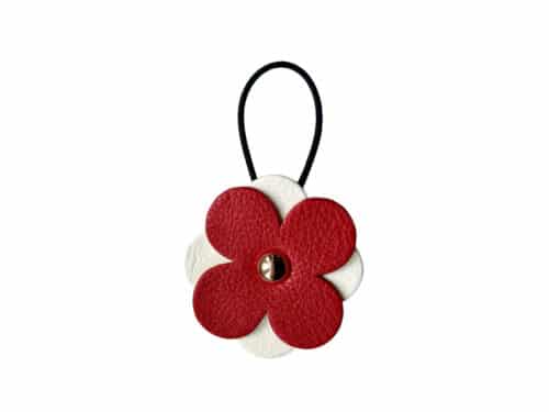 Handgefertigte Lederblume aus zertifiziertem Naturleder in Weiß-Rot – nachhaltiges Accessoire von ALEXANDRA SVENDSEN, gefertigt in deutscher Manufaktur.