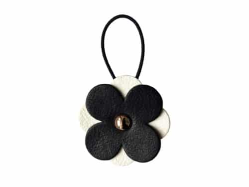 Handgefertigte Lederblume aus zertifiziertem Naturleder in Weiß-Schwarz – nachhaltiges Accessoire von ALEXANDRA SVENDSEN, gefertigt in deutscher Manufaktur.