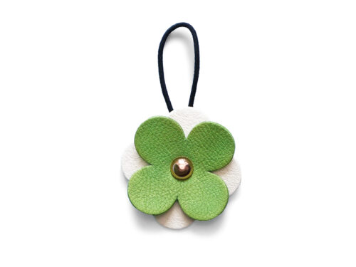 Handgefertigte Lederblume aus zertifiziertem Naturleder in Weiß-Hellgrün – nachhaltiges Accessoire von ALEXANDRA SVENDSEN, gefertigt in deutscher Manufaktur.
