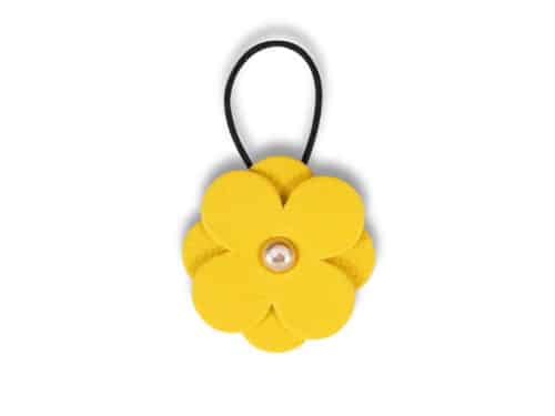 Handgefertigte Lederblume aus zertifiziertem Naturleder in Gelb – nachhaltiges Accessoire von ALEXANDRA SVENDSEN, gefertigt in deutscher Manufaktur.