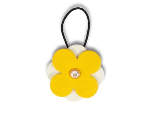 Handgefertigte Lederblume aus zertifiziertem Naturleder in Gelb-Weiß – nachhaltiges Accessoire von ALEXANDRA SVENDSEN, gefertigt in deutscher Manufaktur.