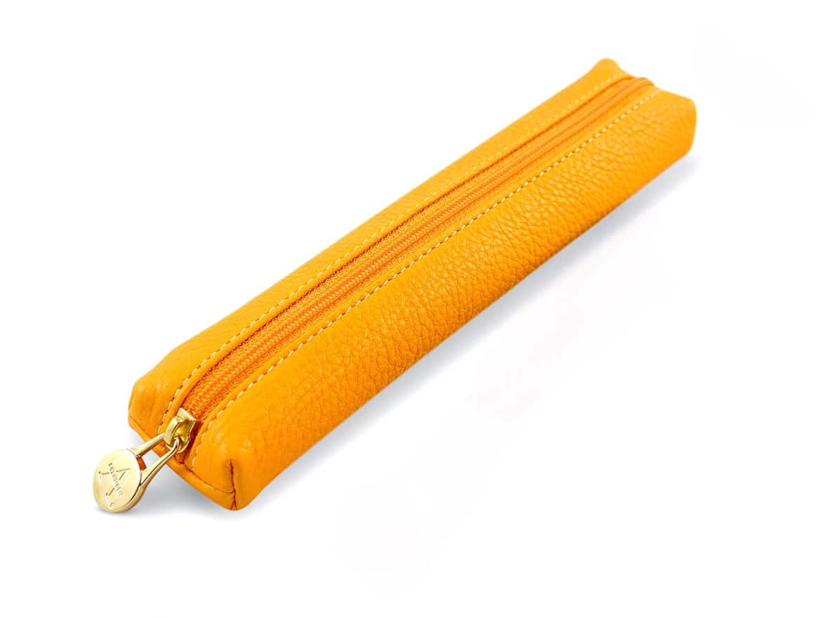 Handgefertigtes Mäppchen, Stiftemäppchen aus zertifiziertem Naturleder in Orange-Gelb – nachhaltig produziert in deutscher Manufaktur.