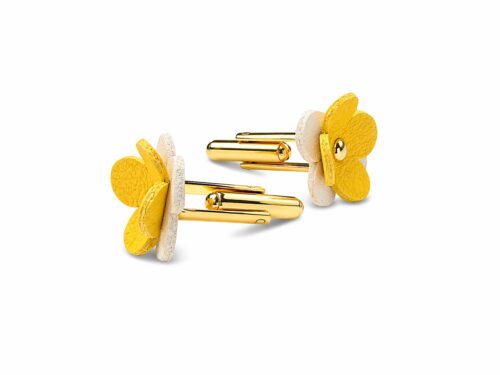 Handgefertigte Manschettenknöpfe aus zertifiziertem Naturleder in Weiß-Gelb – nachhaltiges Accessoire von ALEXANDRA SVENDSEN, gefertigt in deutscher Manufaktur.