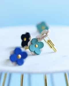 Handgefertigte Manschettenknöpfe aus zertifiziertem Naturleder in Weiß-Royalblau – nachhaltiges Accessoire von ALEXANDRA SVENDSEN, gefertigt in deutscher Manufaktur.