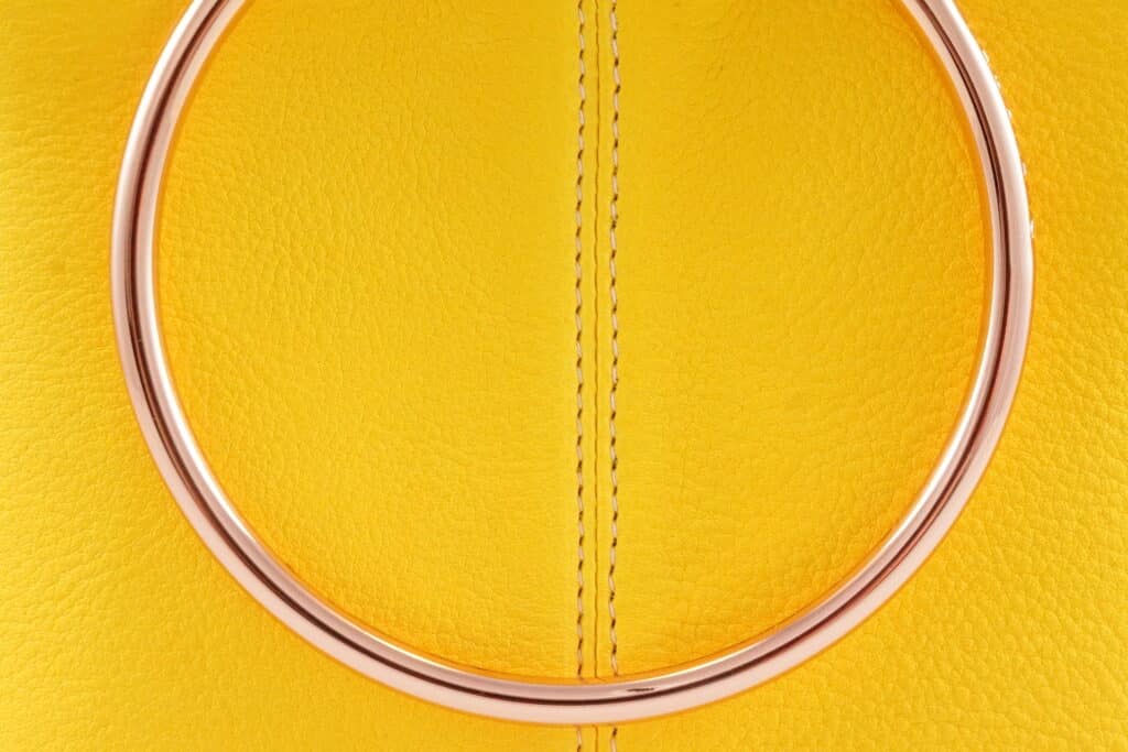 Handgefertigte Lederhandtasche von ALEXANDRA SVENDSEN aus zertifiziertem Naturleder in intensivem Gelb – nachhaltig produziert in deutscher Manufaktur.