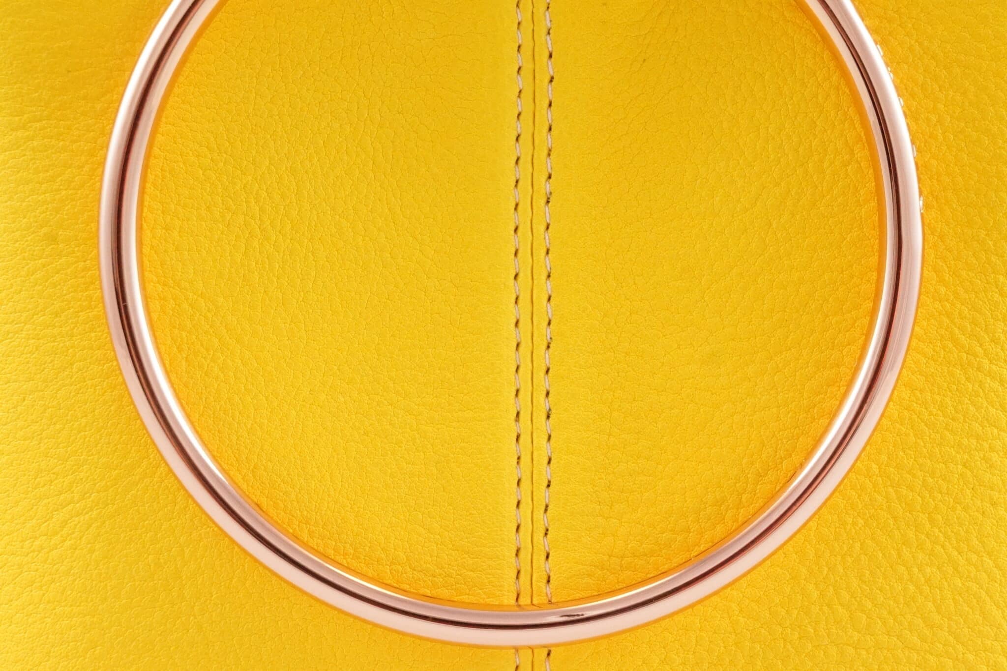 Handgefertigte Lederhandtasche von ALEXANDRA SVENDSEN aus zertifiziertem Naturleder in intensivem Gelb – nachhaltig produziert in deutscher Manufaktur.