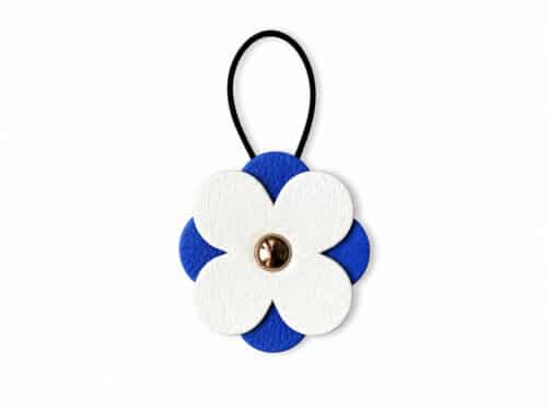 Handgefertigte Lederblume aus zertifiziertem Naturleder in Gelb-Weiß – nachhaltiges Accessoire von ALEXANDRA SVENDSEN, gefertigt in deutscher Manufaktur.