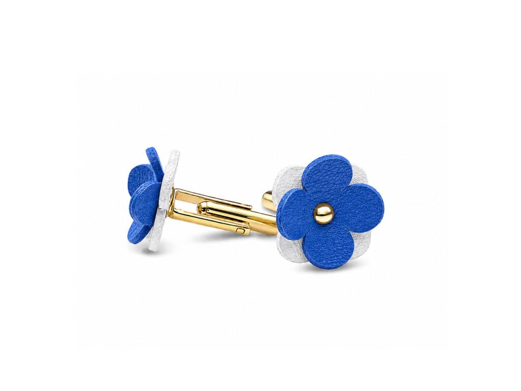 Handgefertigte Manschettenknöpfe aus zertifiziertem Naturleder in Weiß-Royalblau – nachhaltiges Accessoire von ALEXANDRA SVENDSEN, gefertigt in deutscher Manufaktur.
