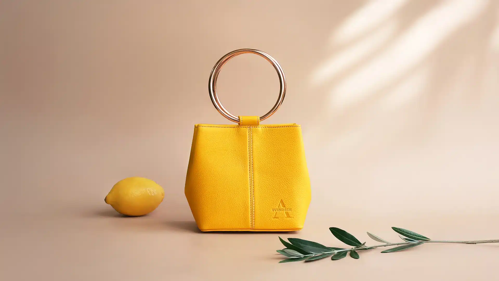 Handgefertigte Lederhandtasche von ALEXANDRA SVENDSEN aus zertifiziertem Naturleder in intensivem Gelb – nachhaltig produziert in deutscher Manufaktur.