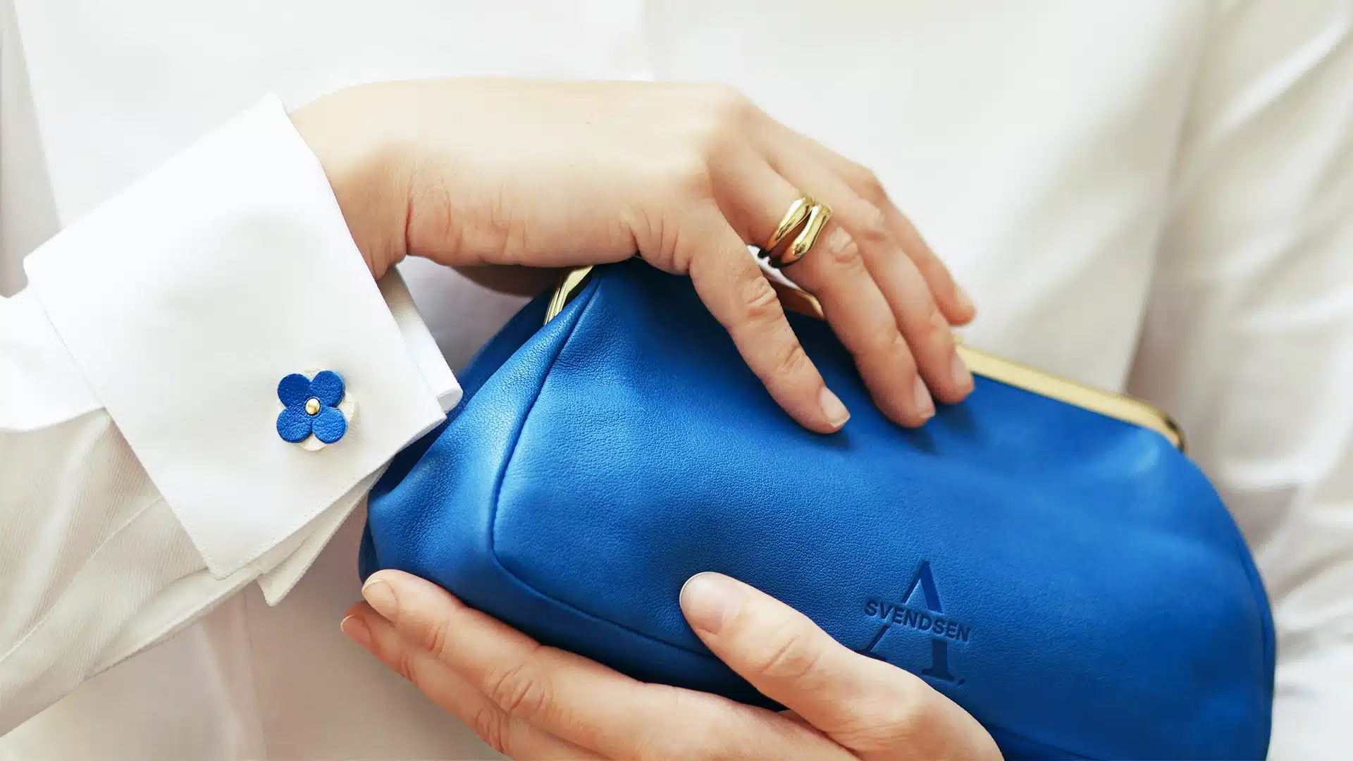 Handgefertigte Abendtasche aus Naturleder in Royalblau und Manschettenknöpfe aus zertifiziertem Naturleder in Weiß-Royalblau – nachhaltiges Accessoire von ALEXANDRA SVENDSEN, gefertigt in deutscher Manufaktur.