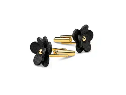 Handgefertigte Manschettenknöpfe aus zertifiziertem Naturleder in Schwarz – werthaltiges Accessoire von ALEXANDRA SVENDSEN, gefertigt in deutscher Manufaktur.