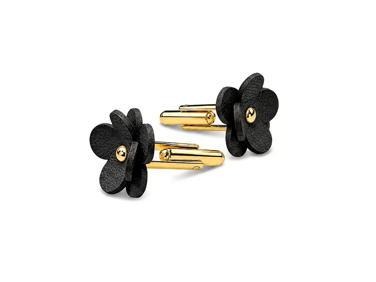 Handgefertigte Manschettenknöpfe aus zertifiziertem Naturleder in Schwarz – werthaltiges Accessoire von ALEXANDRA SVENDSEN, gefertigt in deutscher Manufaktur.